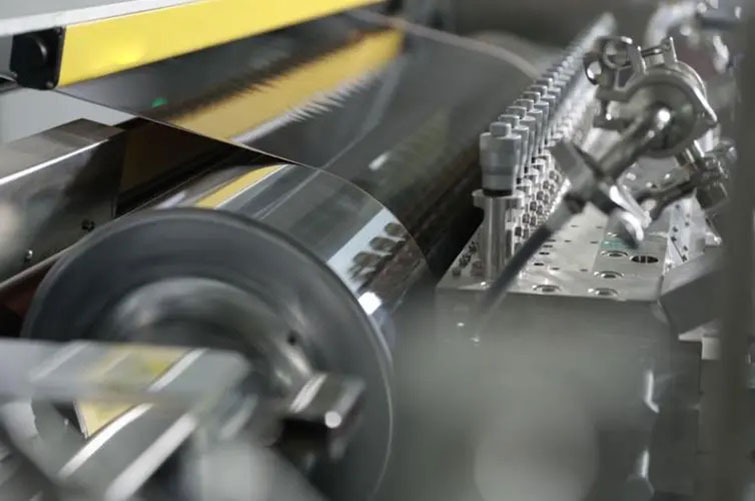 鋰電池分切機：提升鋰電池生產(chǎn)效率與品質(zhì)的利器