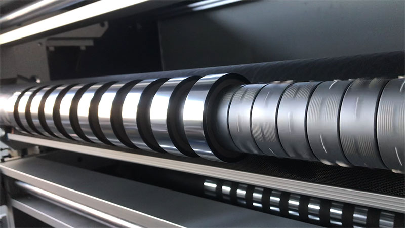 智能控制：現(xiàn)代燙金箔分切機(jī)的核心技術(shù)優(yōu)勢